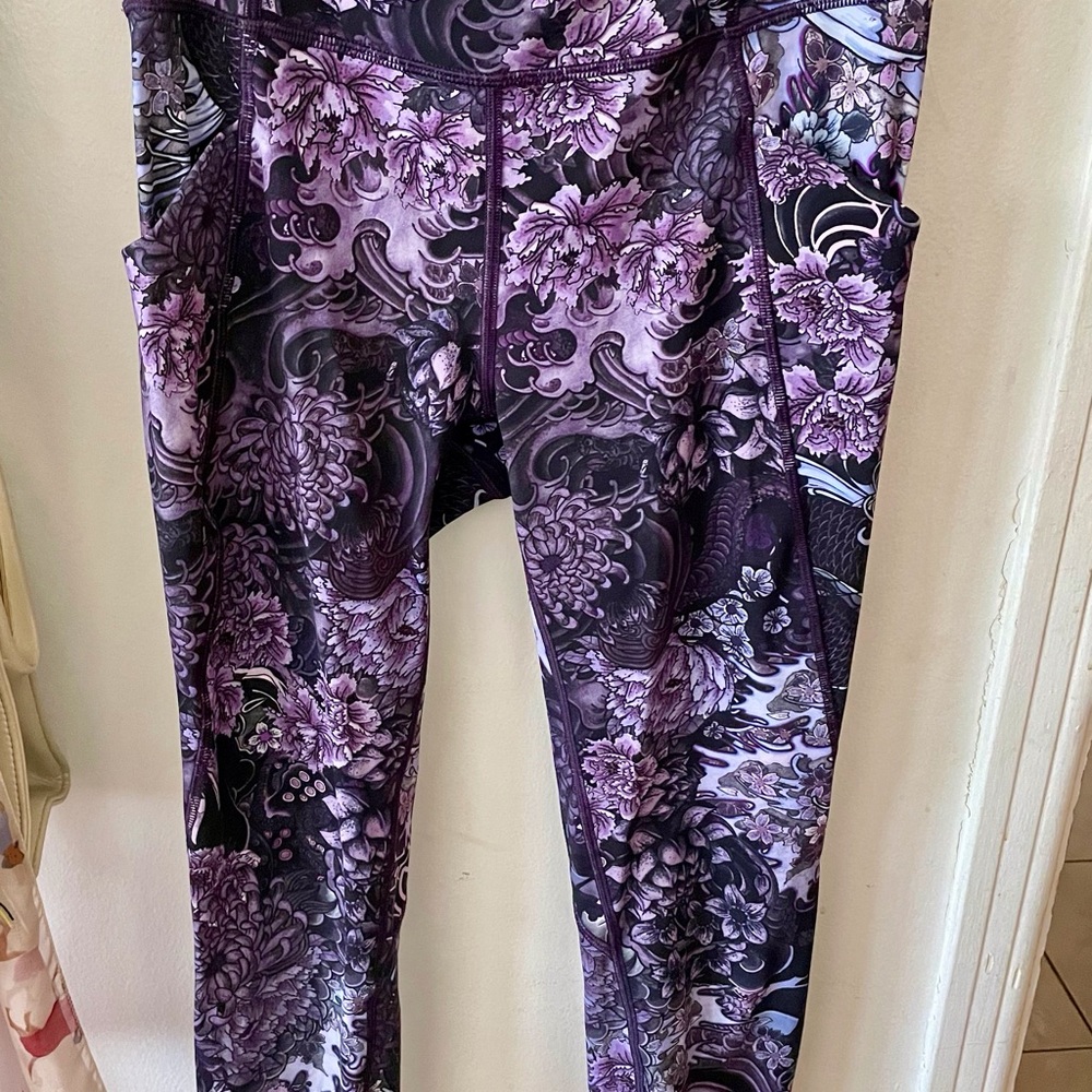 Lululemon Purple Floral Cropped Leggings, sz 6, pockets, “run with heart”.